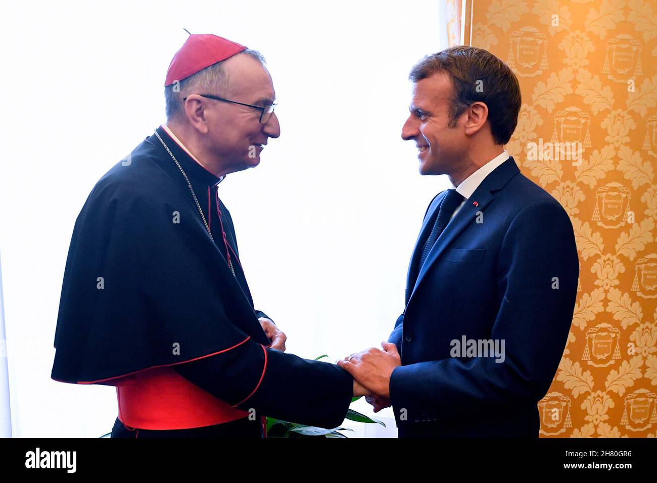 Il Vaticano. 26 novembre 2021. Italia, Roma, Vaticano, 26/11/21. Il Cardinale Pietro Parolin e il Presidente francese Emmanuel Macron durante un'udienza privata in Vaticano . LIMITATO ALL'USO EDITORIALE - Vatican Media/Spaziani. Credit: dpa/Alamy Live News Foto Stock