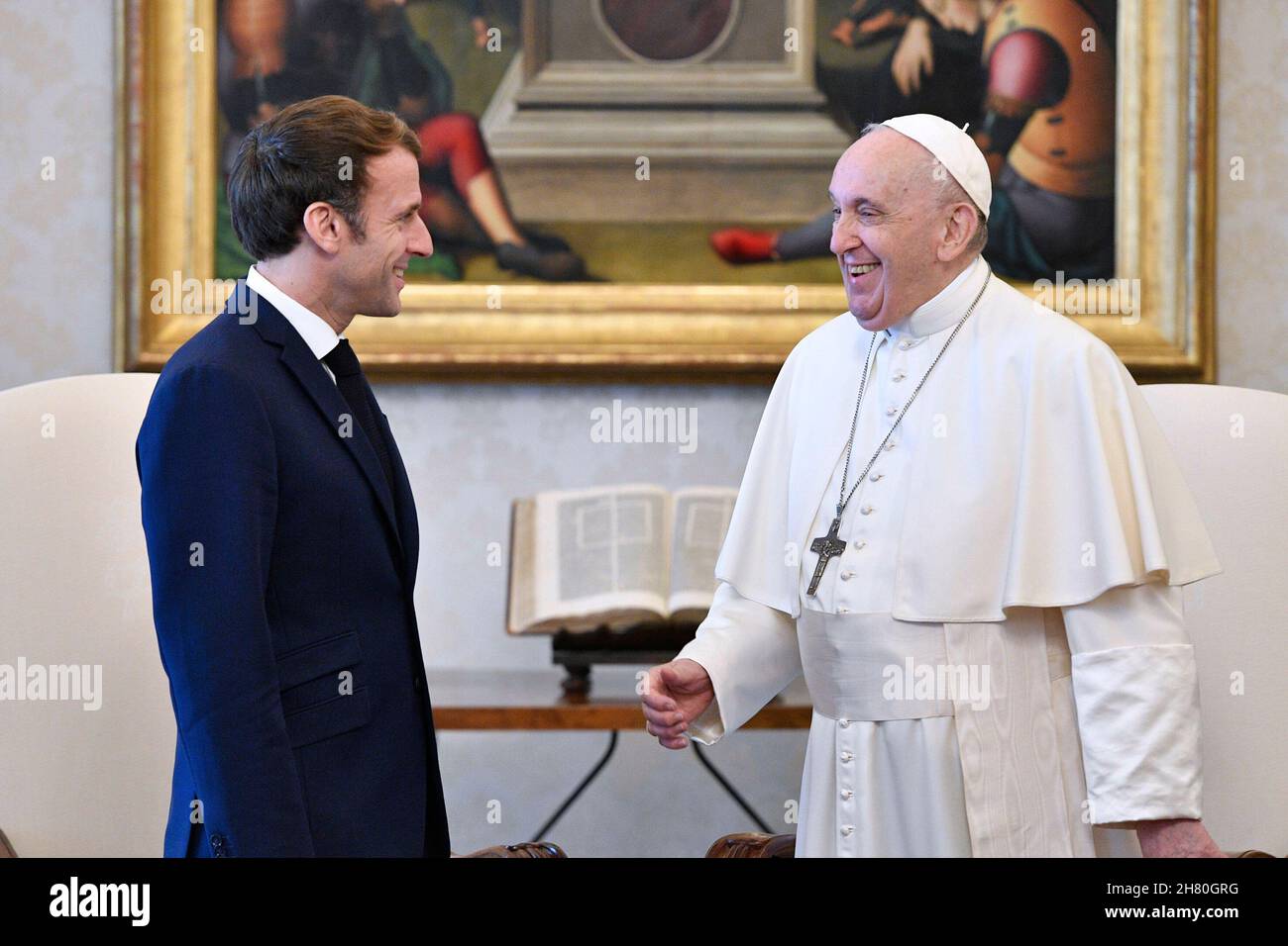 Il Vaticano. 26 novembre 2021. Italia, Roma, Vaticano, 26/11/21. Papa Francesco e il Presidente francese Emmanuel Macron durante un'udienza privata in Vaticano . LIMITATO ALL'USO EDITORIALE - Vatican Media/Spaziani. Credit: dpa/Alamy Live News Foto Stock