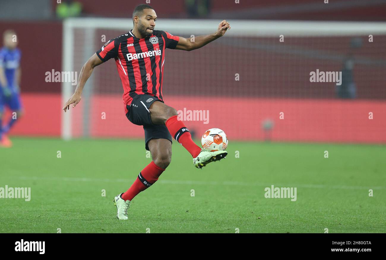 Leverkusen, Germania. 25 novembre 2021. Primo: 25.11.2021, Fuvuball, UEFA Europa League, campionato, EL season 2021/2022, fase di gruppo, Bayer Leverkusen - Celtic FC Glasgow 3: 2 Jonathan Tah, azione individuale, Bayer Credit: dpa/Alamy Live News Foto Stock