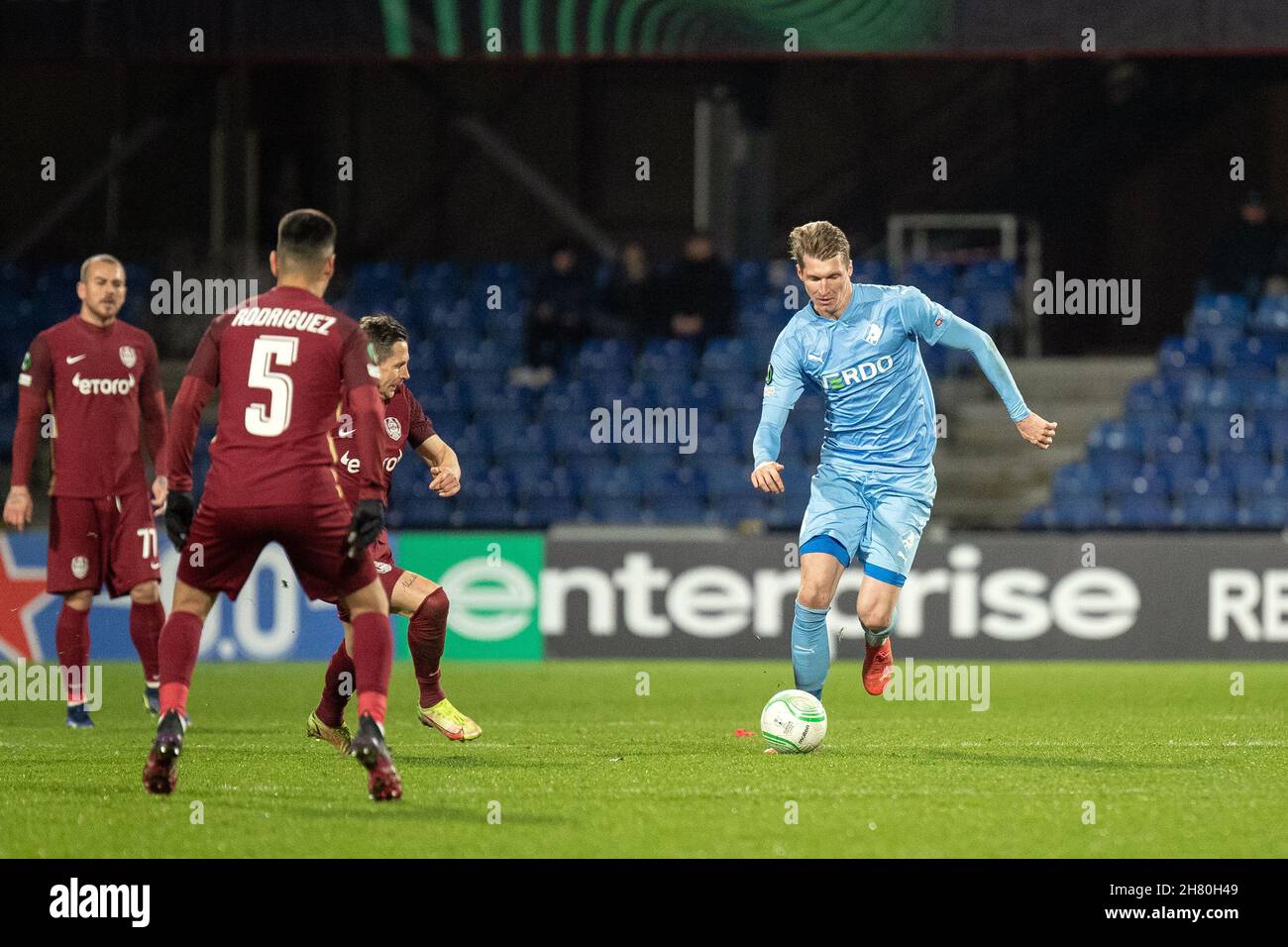 Randers, Danimarca. 25 Nov 2021. Simon Piesinger (8) del Randers FC visto durante la partita della UEFA Europa Conference League tra il Randers FC e il cfr Cluj al Parco Cepheus di Randers. (Photo Credit: Gonzales Photo/Alamy Live News Foto Stock