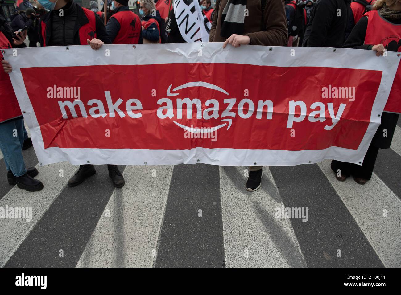 Varsavia, Polonia. 26 novembre 2021. I dimostranti hanno un banner durante  una protesta contro il trattamento equo dei dipendenti da parte di Amazon  il 26 novembre 2021 a Varsavia, Polonia. Alcune decine