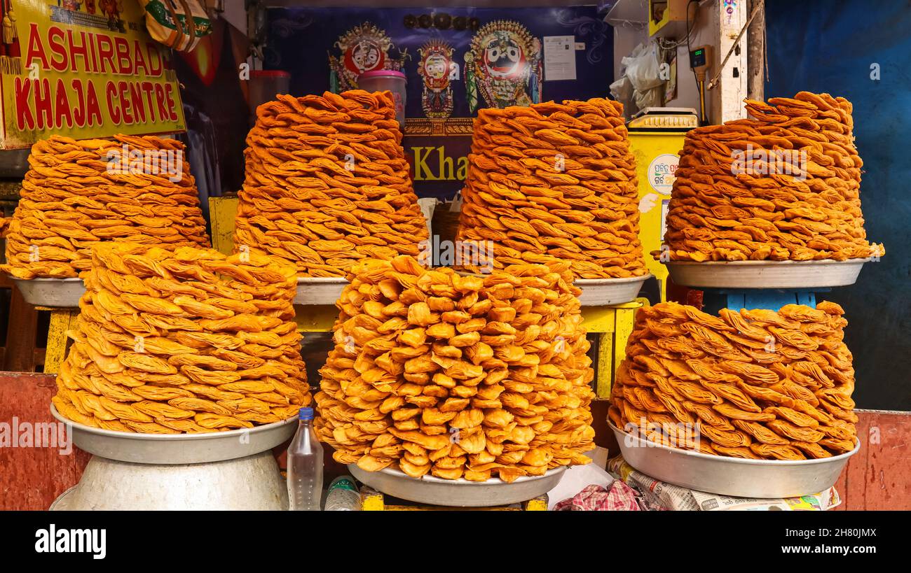 Bancarella dolce che vende Khaja un famoso piatto dolce di Odisha, Puri, Odisha, India. Khaja è un impasto stratificato - fritto e immerso nella ricetta dello zucchero Foto Stock