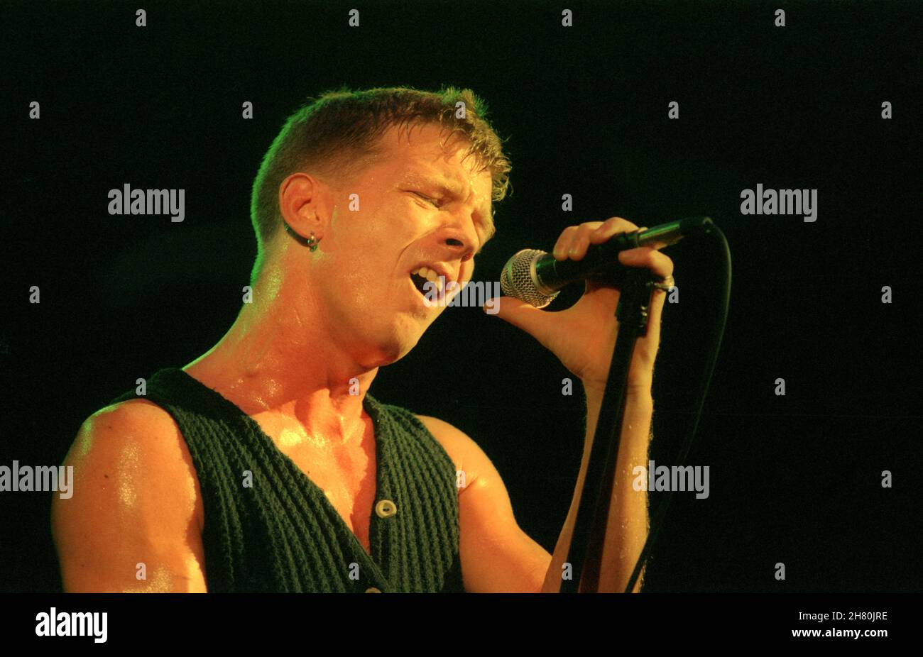 The Stranglers Concert, Wembley Arena, Londra, 26/3/1994 - Paul Roberts, cantante dal 1990 al 2006, cantando dal vivo sul palco Foto Stock