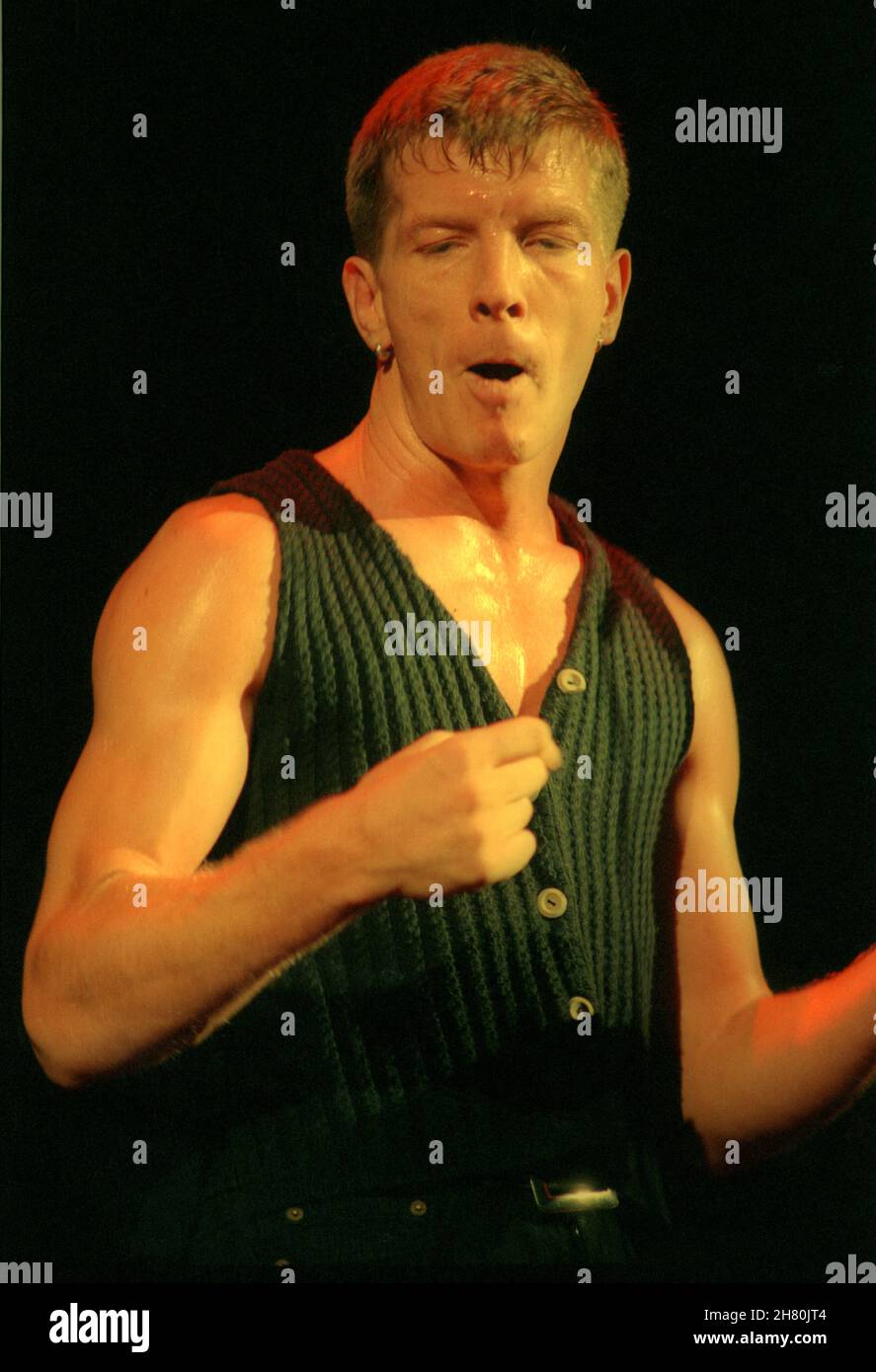 The Stranglers Concert, Wembley Arena, Londra, 26/3/1994 - Paul Roberts, cantante dal 1990 al 2006, cantando dal vivo sul palco Foto Stock
