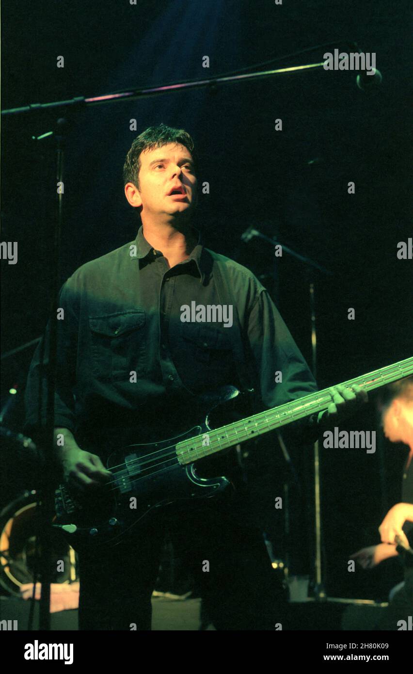 The Stranglers Concert, Wembley Arena, Londra, 26/3/1994 - Jean-Jacques Burnel, chitarrista di basso, suona dal vivo sul palco Foto Stock