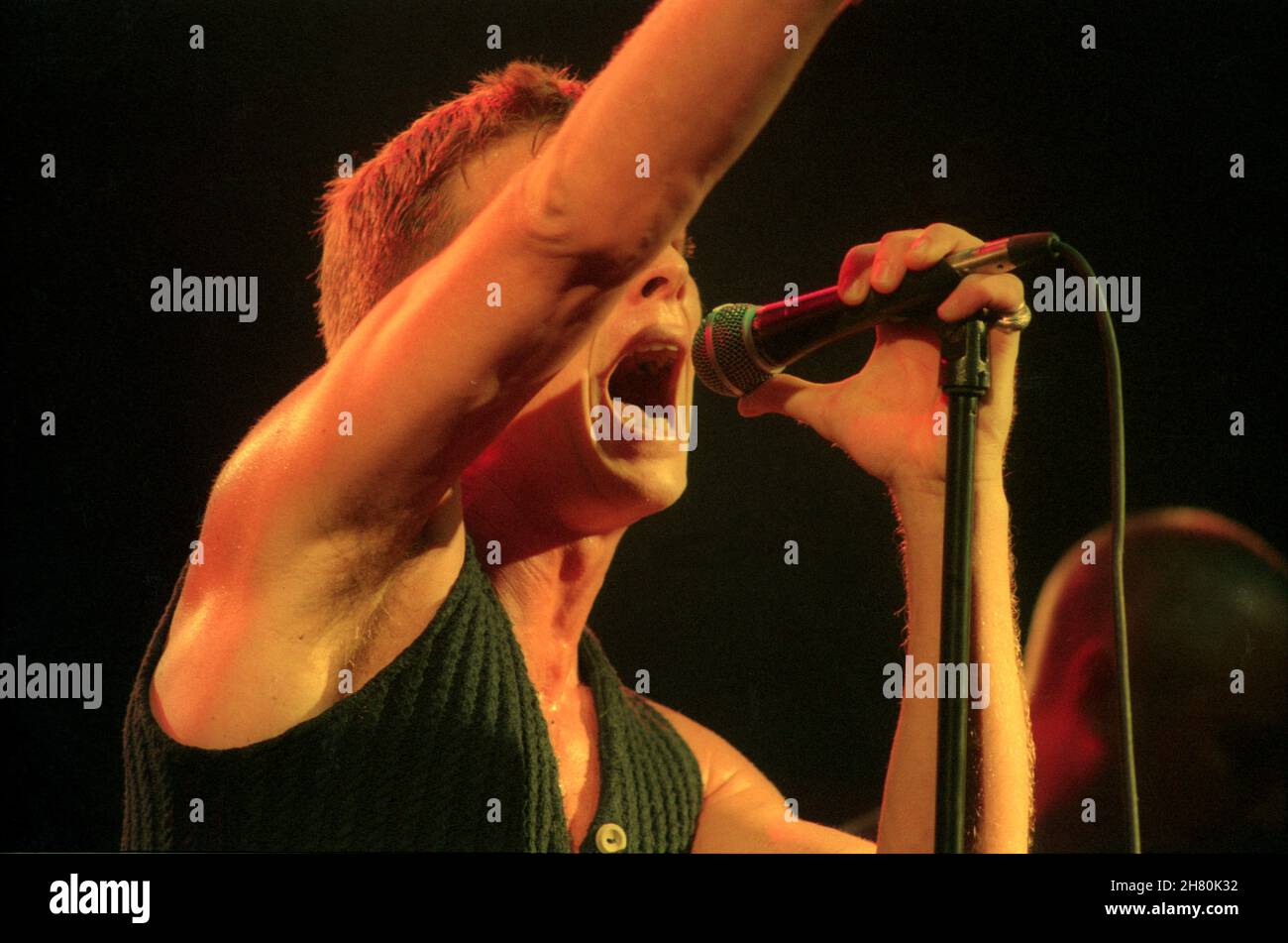 The Stranglers Concert, Wembley Arena, Londra, 26/3/1994 - Paul Roberts, cantante dal 1990 al 2006, cantando dal vivo sul palco Foto Stock