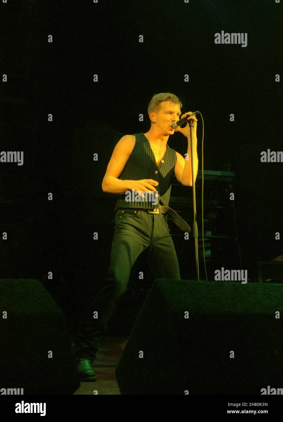 The Stranglers Concert, Wembley Arena, Londra, 26/3/1994 - Paul Roberts, cantante dal 1990 al 2006, cantando dal vivo sul palco Foto Stock