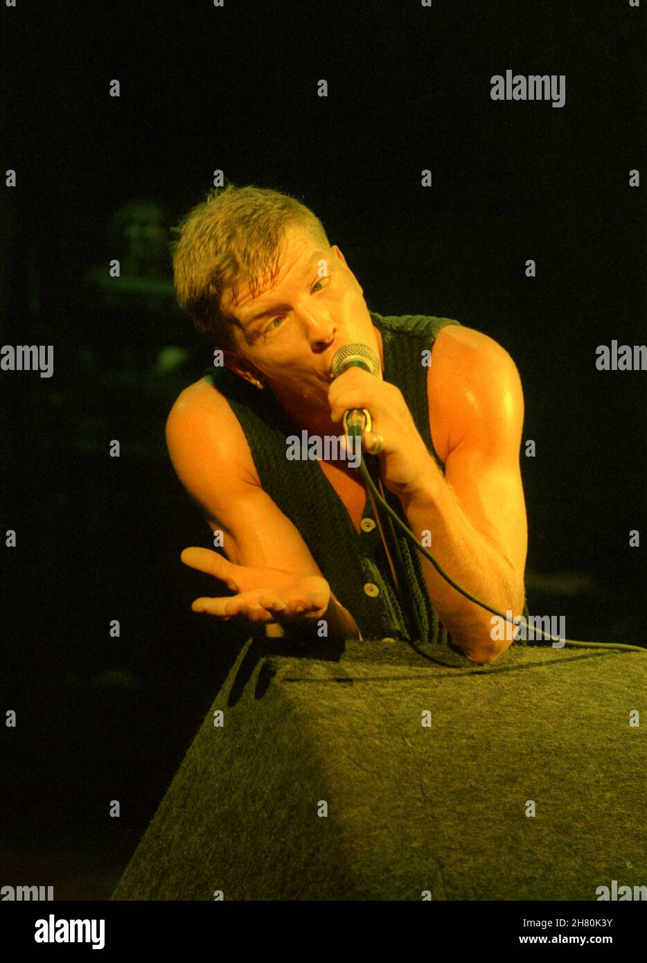 The Stranglers Concert, Wembley Arena, Londra, 26/3/1994 - Paul Roberts, cantante dal 1990 al 2006, cantando dal vivo sul palco Foto Stock