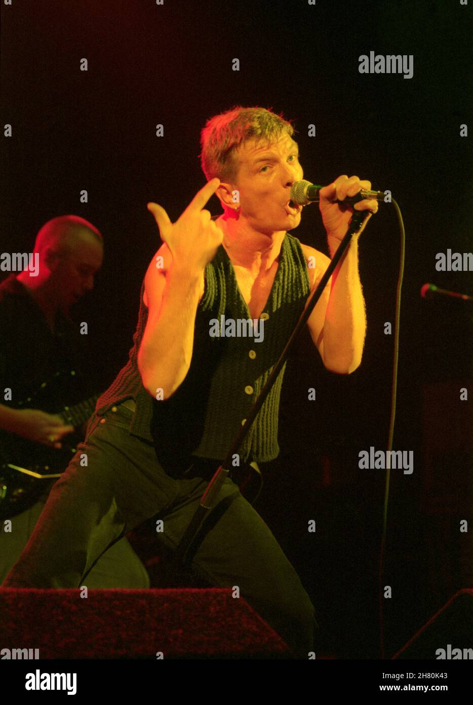 The Stranglers Concert, Wembley Arena, Londra, 26/3/1994 - Paul Roberts, cantante dal 1990 al 2006, cantando dal vivo sul palco Foto Stock