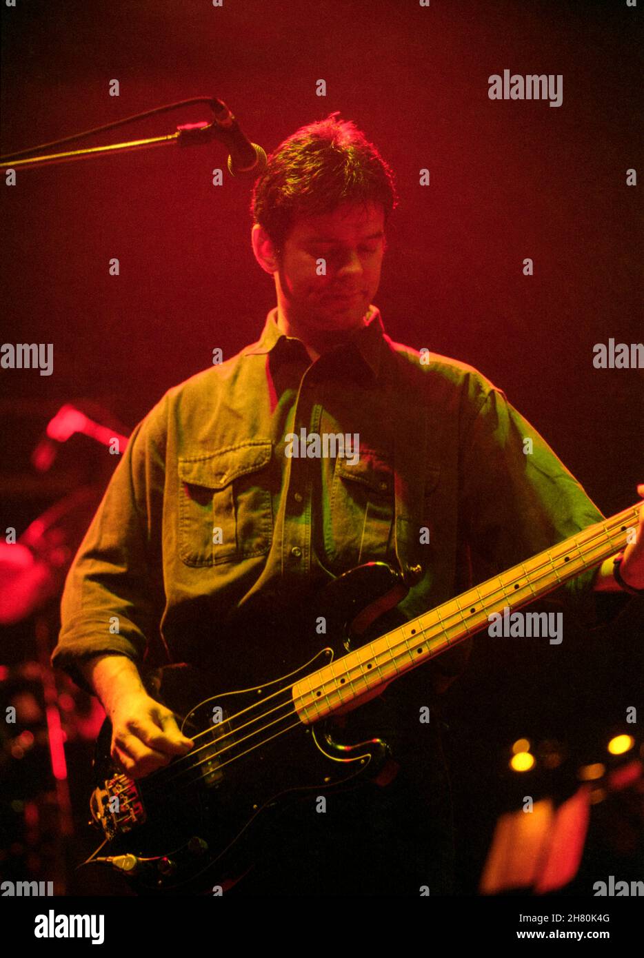 The Stranglers Concert, Wembley Arena, Londra, 26/3/1994 - Jean-Jacques Burnel, chitarrista di basso, suona dal vivo sul palco Foto Stock