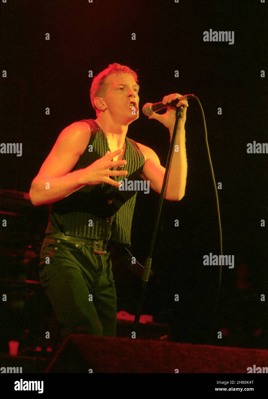 The Stranglers Concert, Wembley Arena, Londra, 26/3/1994 - Paul Roberts, cantante dal 1990 al 2006, cantando dal vivo sul palco Foto Stock