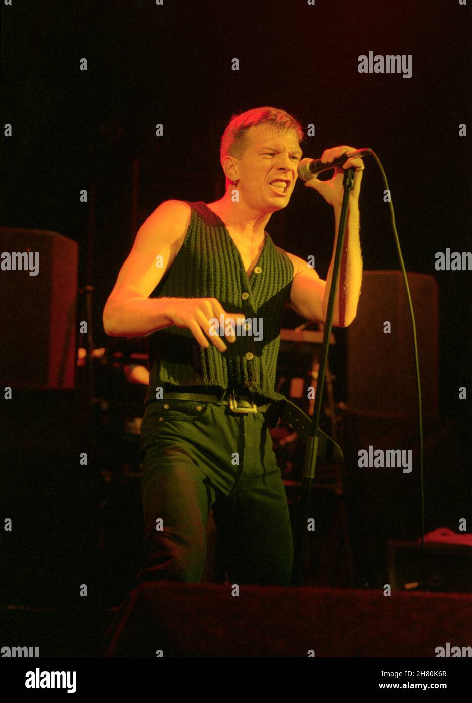 The Stranglers Concert, Wembley Arena, Londra, 26/3/1994 - Paul Roberts, cantante dal 1990 al 2006, cantando dal vivo sul palco Foto Stock