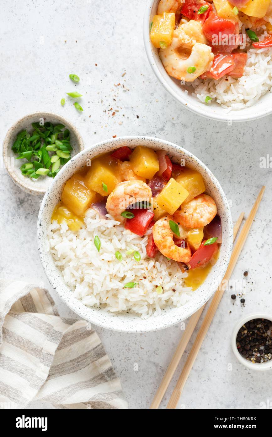 Riso con gamberi dolci e aciditi e ananas. Pasto asiatico Foto Stock