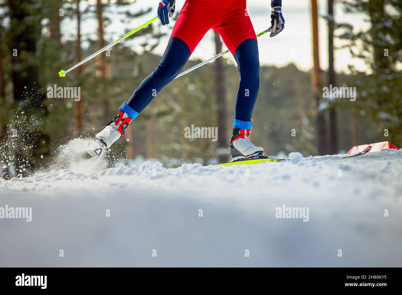 l'atleta di sciatori maschi va in salita sullo sci di fondo Foto Stock