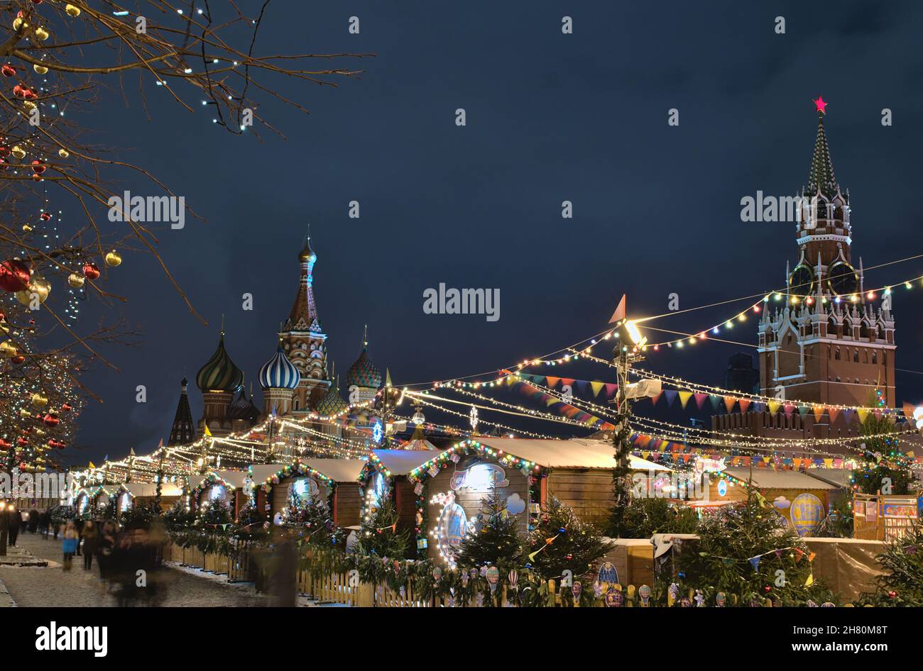 Mercatino di Natale vicino al Cremlino a Mosca. Foto Stock