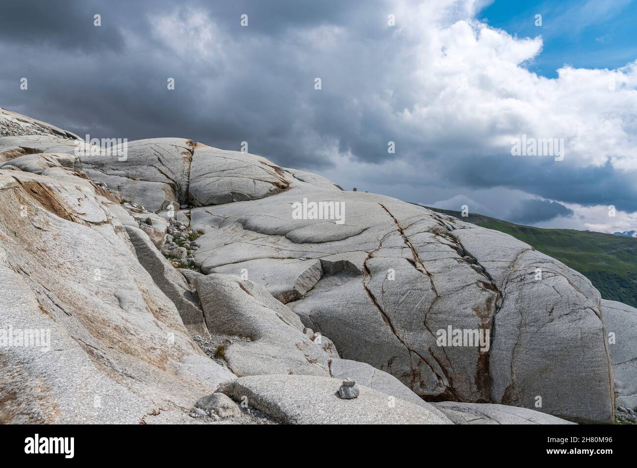 Rocce tipiche formate dall'erosione glaciale sul ghiacciaio del Rodano, Oberwald, Vallese, Svizzera, Europa Foto Stock