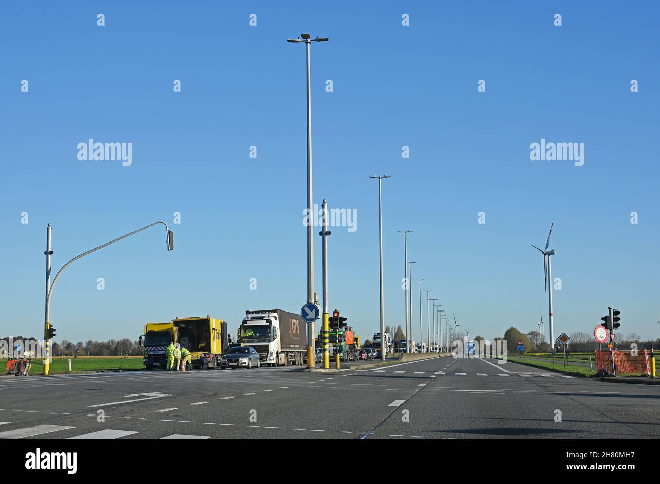 Semaforo su una strada di campagna belga Foto Stock