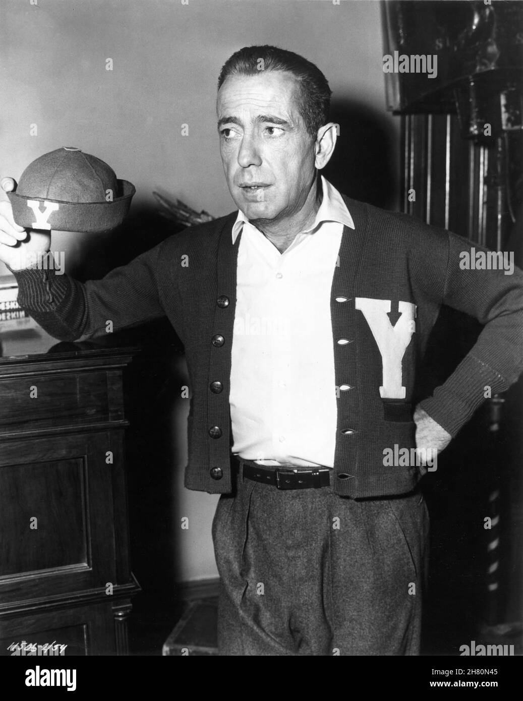 HUMPHREY BOGART sul set candid con Yale Cap and Sweater durante le riprese del regista SABRINA 1954 BILLY WILDER Paramount Pictures Foto Stock