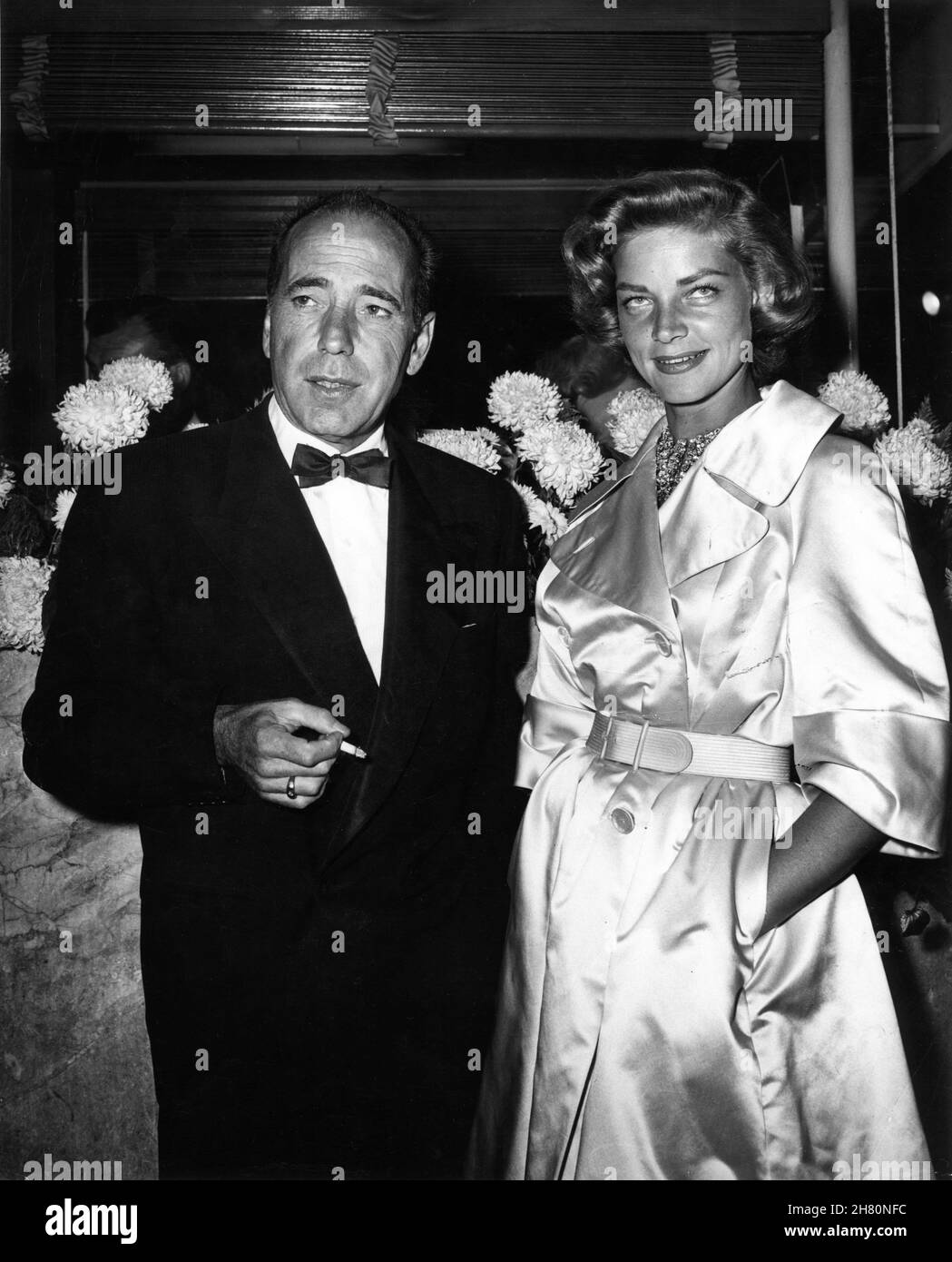 HUMPHREY BOGART e sua moglie LAUREN BACALL alla Hollywood Premiere il 22 settembre 1954 del direttore DI SABRINA 1954 BILLY WILDER Paramount Pictures Foto Stock