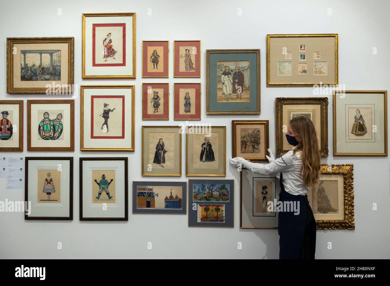 Londra, Regno Unito. 26 novembre 2021. Un tecnico presenta una raccolta di illustrazioni in anteprima delle prossime vendite di arte russa di Sotheby. Le opere saranno messe all'asta nelle gallerie New Bond Street di Sotheby il 30 novembre e il 1° dicembre. Credit: Stephen Chung / Alamy Live News Foto Stock
