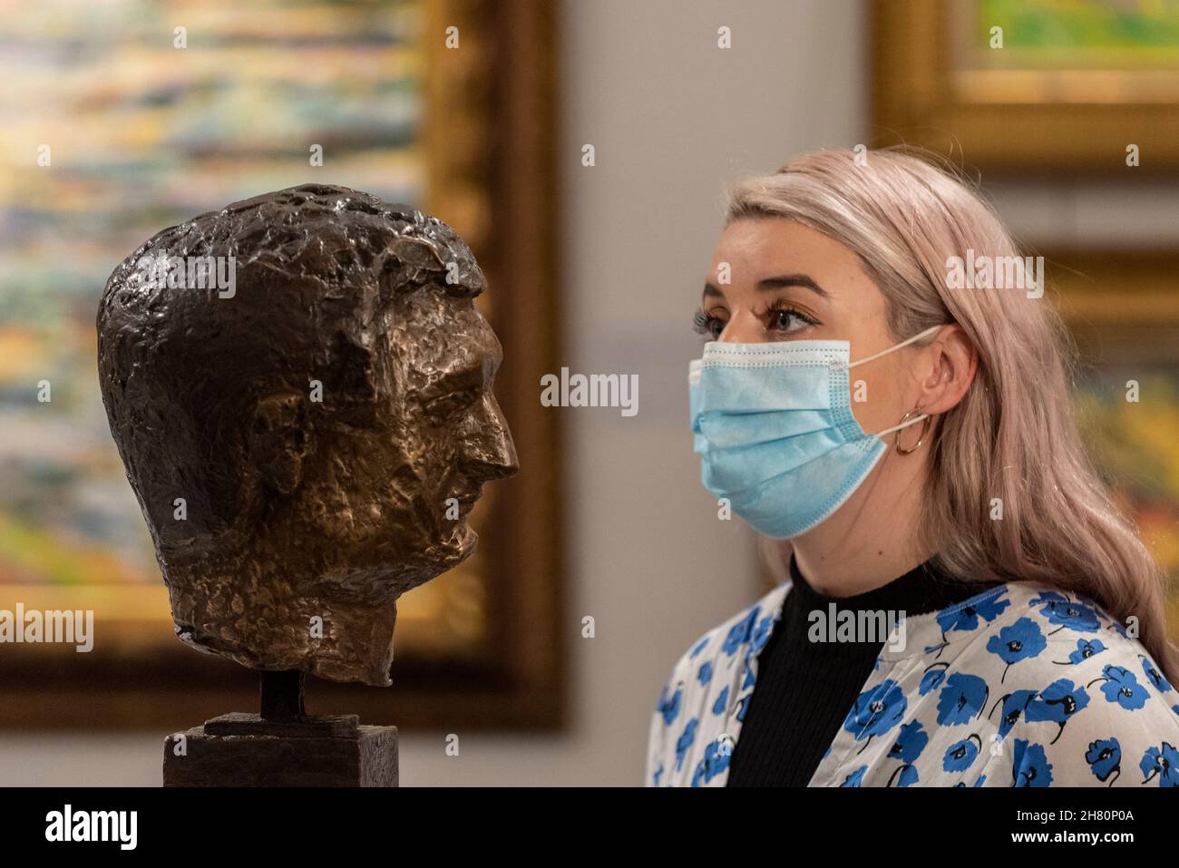 Londra, Regno Unito. 26 novembre 2021. Un membro dello staff vede “Chaim Soutine” di Léon Indenbaum (Est. £6,000-8000) in un'anteprima delle prossime vendite di arte russa di Sotheby. Le opere saranno messe all'asta nelle gallerie New Bond Street di Sotheby il 30 novembre e il 1° dicembre. Credit: Stephen Chung / Alamy Live News Foto Stock