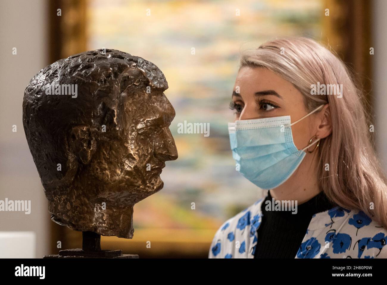 Londra, Regno Unito. 26 novembre 2021. Un membro dello staff vede “Chaim Soutine” di Léon Indenbaum (Est. £6,000-8000) in un'anteprima delle prossime vendite di arte russa di Sotheby. Le opere saranno messe all'asta nelle gallerie New Bond Street di Sotheby il 30 novembre e il 1° dicembre. Credit: Stephen Chung / Alamy Live News Foto Stock