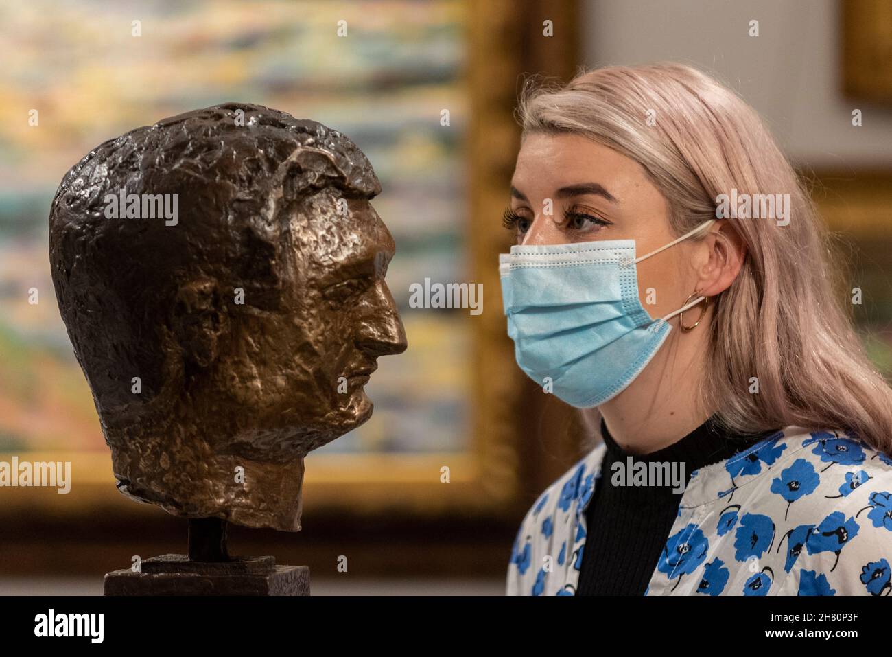 Londra, Regno Unito. 26 novembre 2021. Un membro dello staff vede “Chaim Soutine” di Léon Indenbaum (Est. £6,000-8000) in un'anteprima delle prossime vendite di arte russa di Sotheby. Le opere saranno messe all'asta nelle gallerie New Bond Street di Sotheby il 30 novembre e il 1° dicembre. Credit: Stephen Chung / Alamy Live News Foto Stock