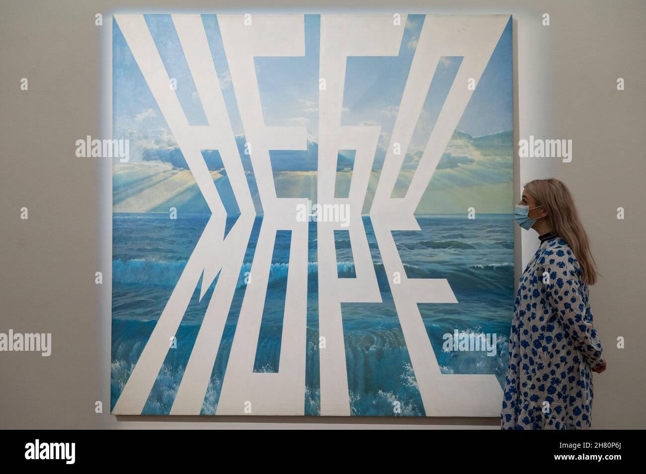 Londra, Regno Unito. 26 novembre 2021. Un membro dello staff vede “Sky and Sea”, 1985, di Erik Bulatov (Est. £600,000-800,000) in un'anteprima delle prossime vendite di arte russa di Sotheby. Le opere saranno messe all'asta nelle gallerie New Bond Street di Sotheby il 30 novembre e il 1° dicembre. Credit: Stephen Chung / Alamy Live News Foto Stock