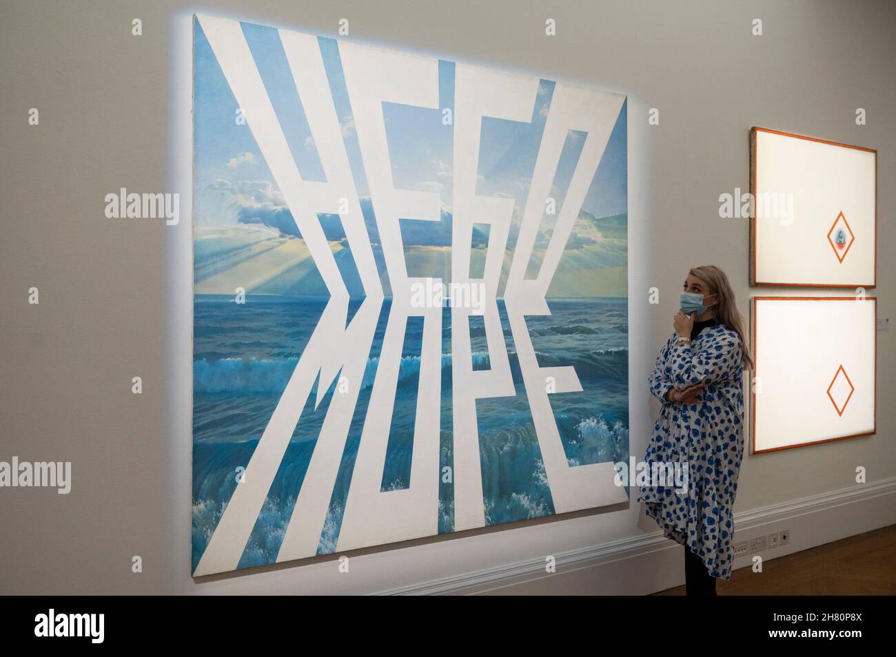 Londra, Regno Unito. 26 novembre 2021. Un membro dello staff vede “Sky and Sea”, 1985, di Erik Bulatov (Est. £600,000-800,000) in un'anteprima delle prossime vendite di arte russa di Sotheby. Le opere saranno messe all'asta nelle gallerie New Bond Street di Sotheby il 30 novembre e il 1° dicembre. Credit: Stephen Chung / Alamy Live News Foto Stock