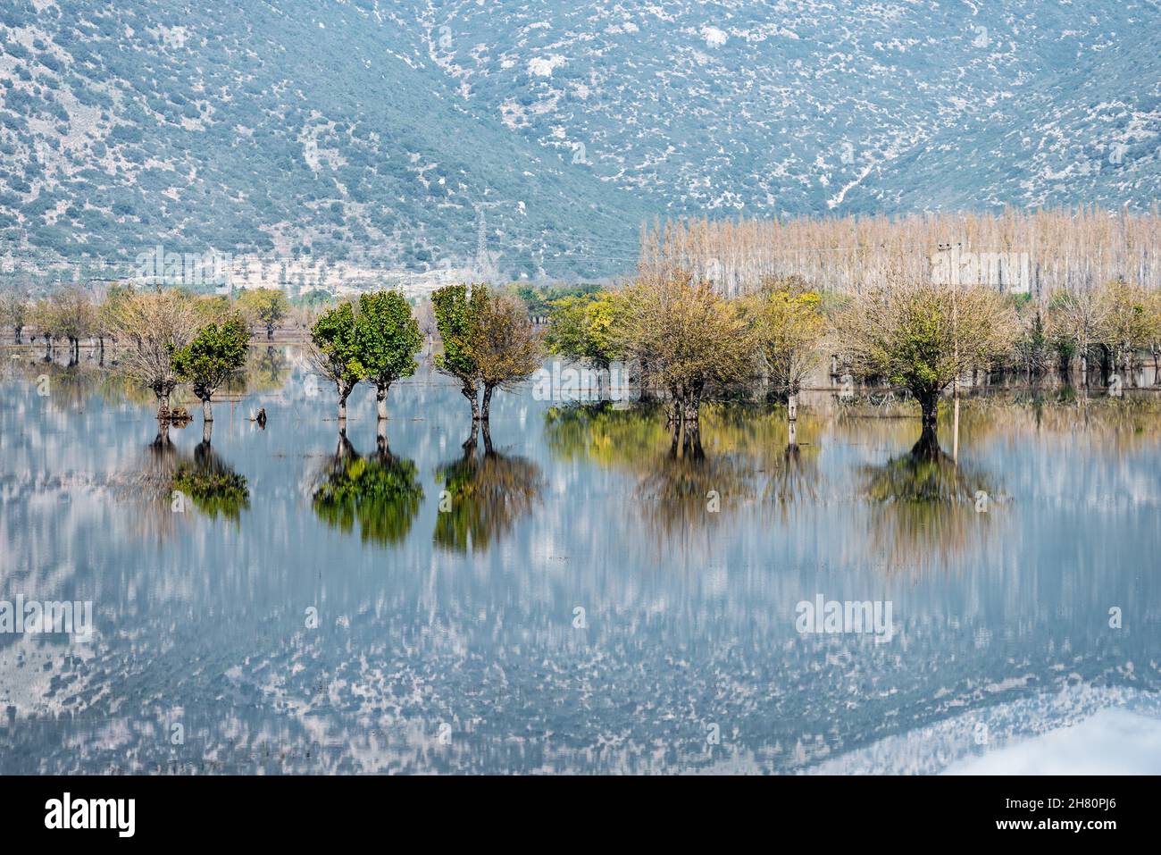 Riflessioni su un lago in Arkadia Grecia Foto Stock