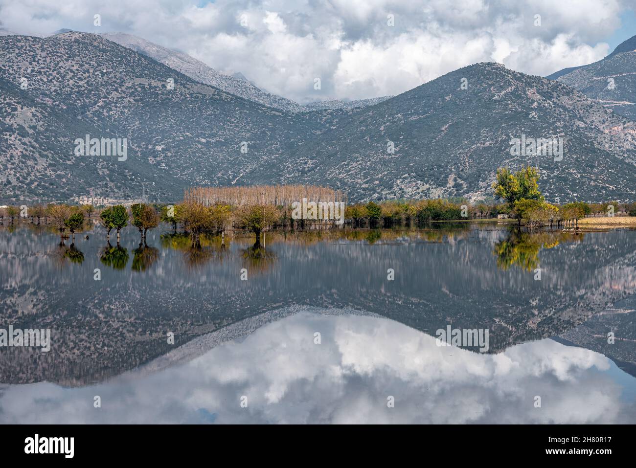 Riflessioni su un lago in Arkadia Grecia Foto Stock