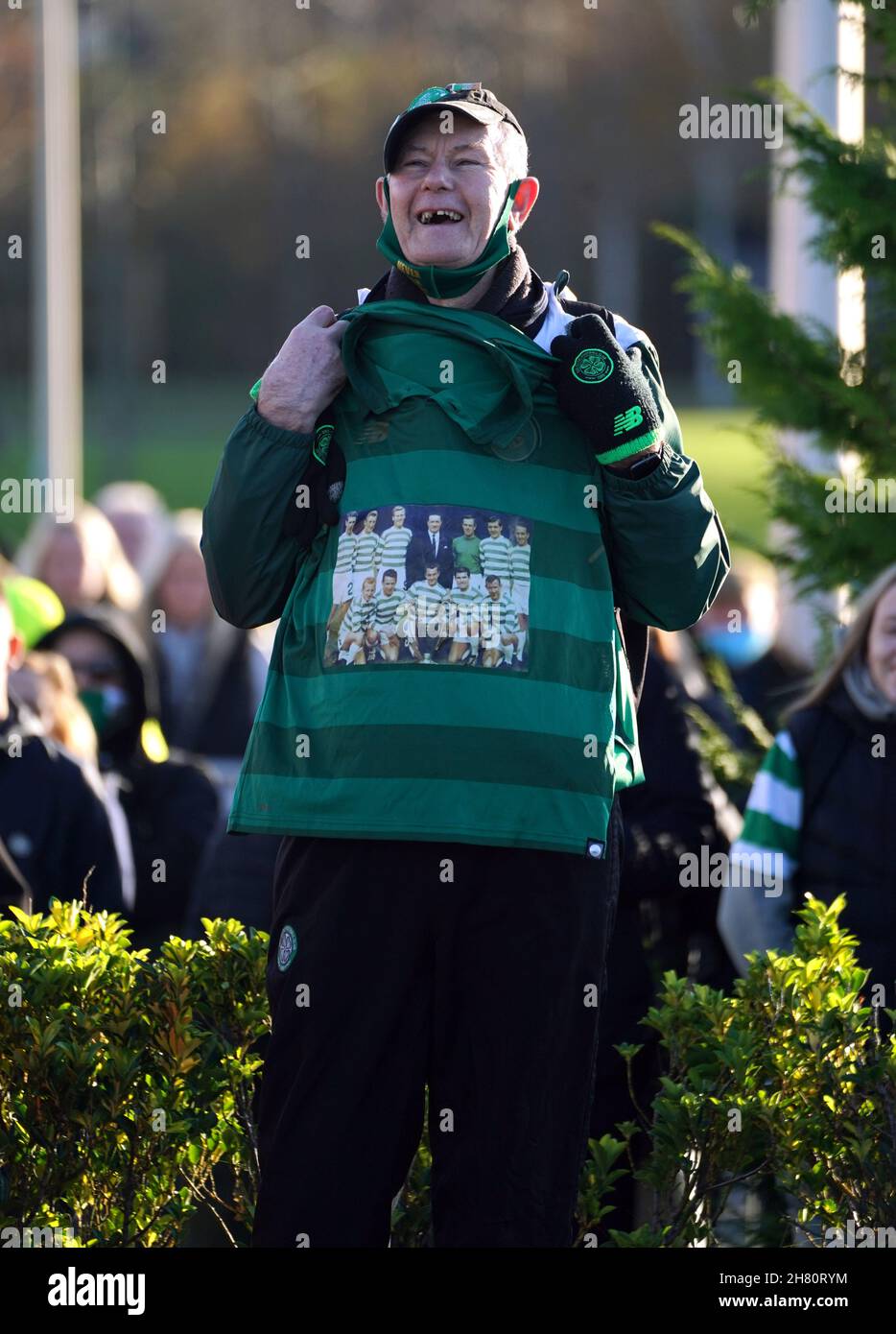 Un pianista tiene una maglietta celtica con una foto del lato vincitore della European Cup 1967, soprannominato i Leoni di Lisbona, durante il servizio funebre dell'ex giocatore celtico Bertie Auld. Auld, uno degli eroi della European Cup Celtic, morì all'età di 83 anni il 14 novembre 2021. Il centrocampista ha segnato 85 gol in 283 apparizioni su due incantesimi per Celtic, il gioco più famoso del quale è stata la vittoria finale della Coppa europea 1967 contro Inter Milan a Lisbona. Data foto: Venerdì 26 novembre 2021. Vedi la storia del PA SOCCER Auld. Il credito fotografico dovrebbe essere: Andrew Milligan/PA Wire. RESTRIZIONI: L'uso è soggetto a restrizioni. E Foto Stock