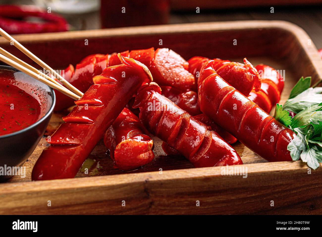 Bar antipasto birra caccia salsicce con salsa Foto Stock