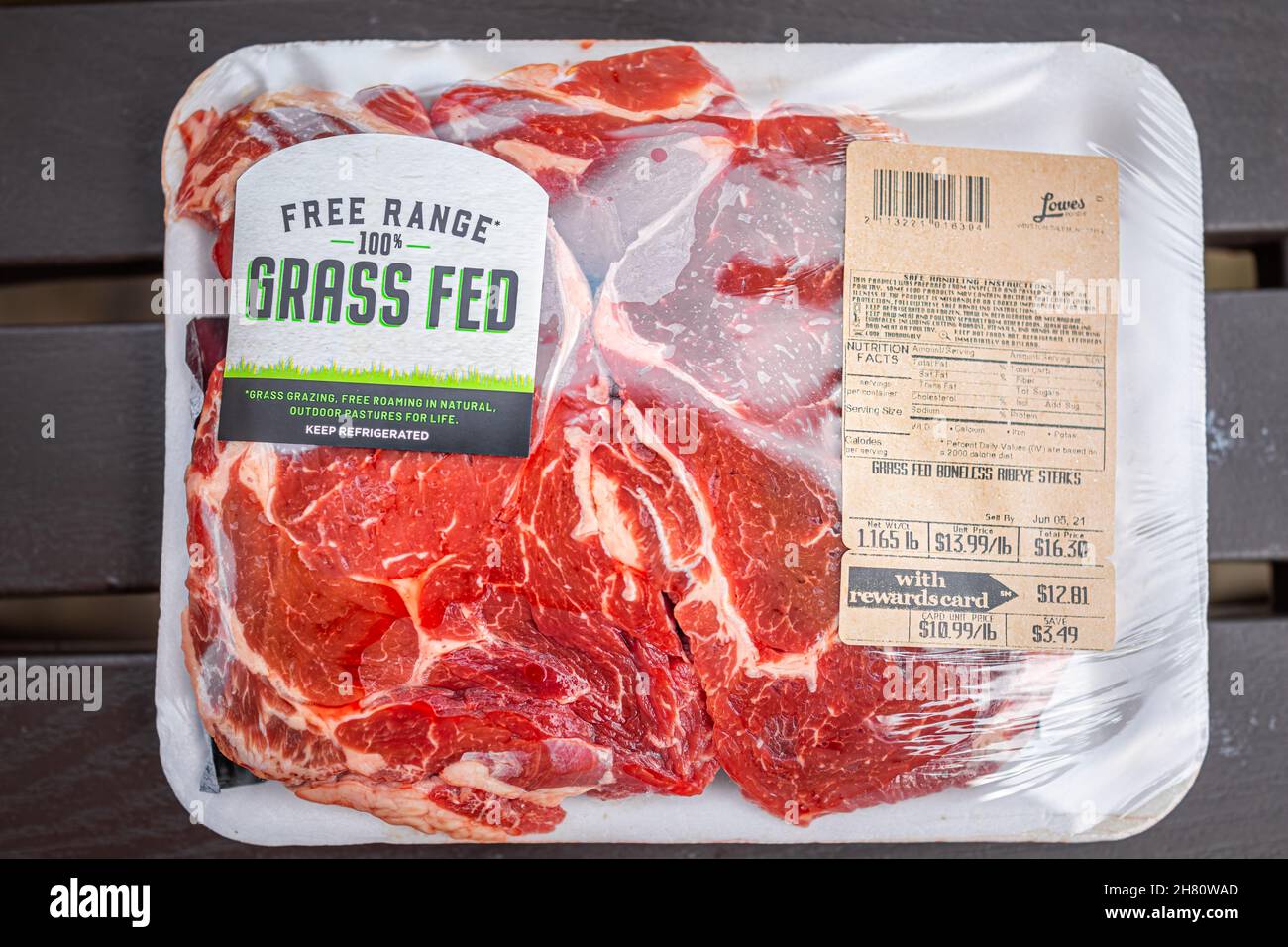 Sugar Mountain, USA - 31 maggio 2021: Free range 100% di carne di ribeye di manzo crudo rosso alimentato in erba da Lowes Foods con bestiame locale libero roaming nel pascolo Foto Stock