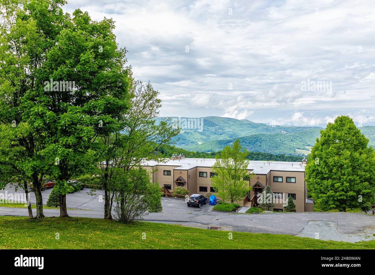 Sugar Mountain, USA - 3 giugno 2021: Stazione sciistica con vista sulle belle montagne verdi in estate in Carolina del Nord con condominio edifici su pe Foto Stock