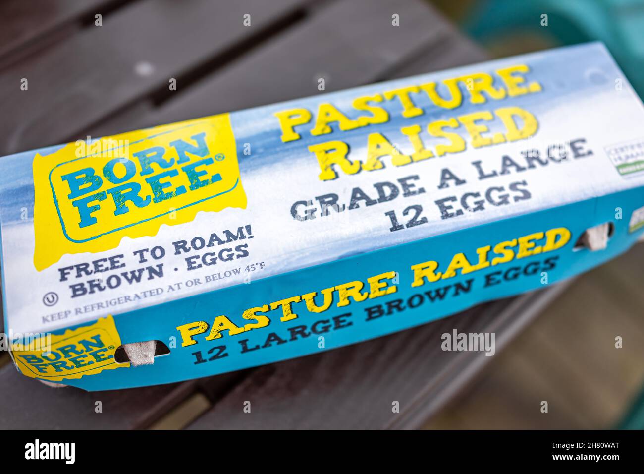 Sugar Mountain, USA - 31 maggio 2021: Primo piano di segno per nato Free brand pascolo allevato fattoria uova fresche certificato etichetta umana dozzina di uova nel Caro Nord Foto Stock