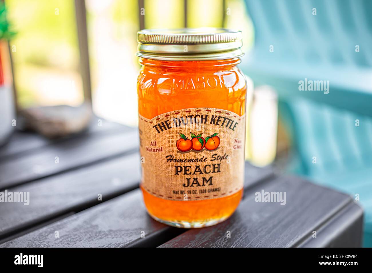Sugar Mountain, Stati Uniti d'America - 31 maggio 2021: Testo del segno di marca per bottiglia bicchiere vaso di marmellata di pesca locale stile fatto in casa dal bollitore olandese acquistato a Lowes cibo No Foto Stock