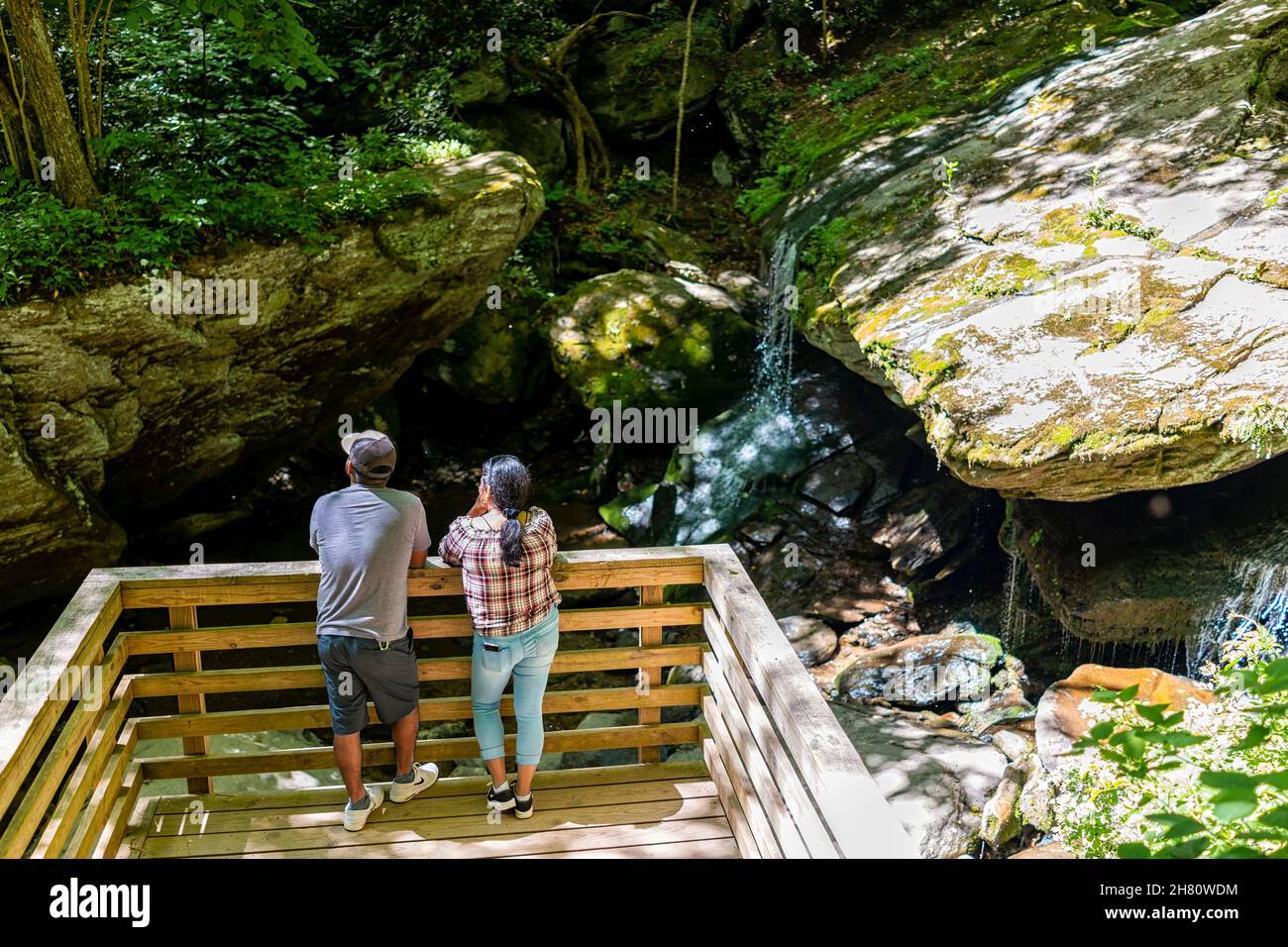 Seven Devils, USA - 4 giugno 2021: Il sentiero delle Otter Falls con vista delle persone che si affacciano sulla famosa cascata del North Carolina durante la stagione estiva dei viaggi Foto Stock