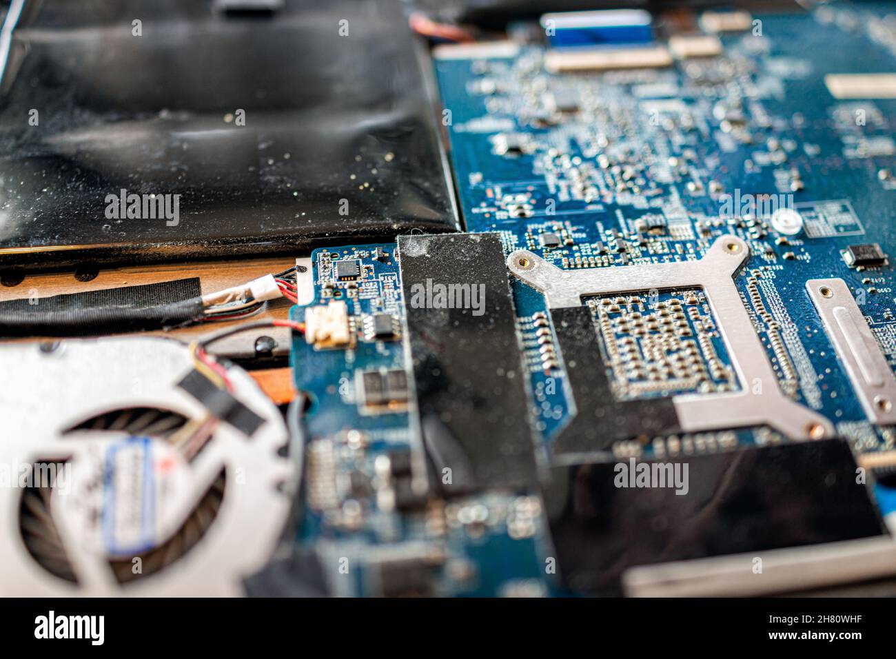 Banner Elk, USA - 23 giugno 2021: Macro closeup di micro chip dettaglio, batteria agli ioni di litio e ventola polverosa nella scheda madre di una chiave per computer portatile MSI aperta Foto Stock