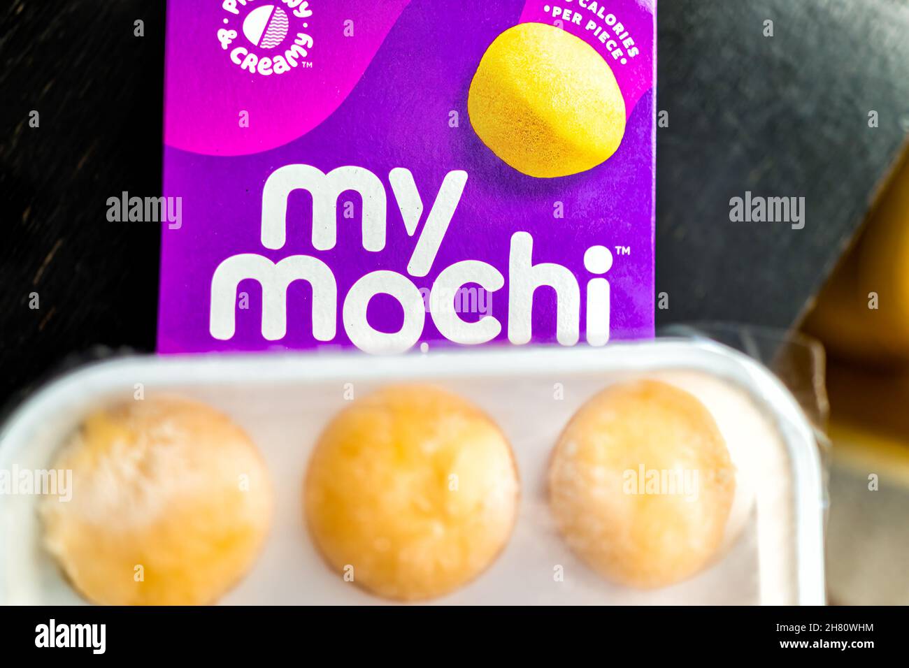 Sugar Mountain, USA - 26 giugno 2021: Primo piano macro di gelato acquistato torta di riso mochi ripiena dessert giapponese del marchio My Mochi con tropi di mango Foto Stock
