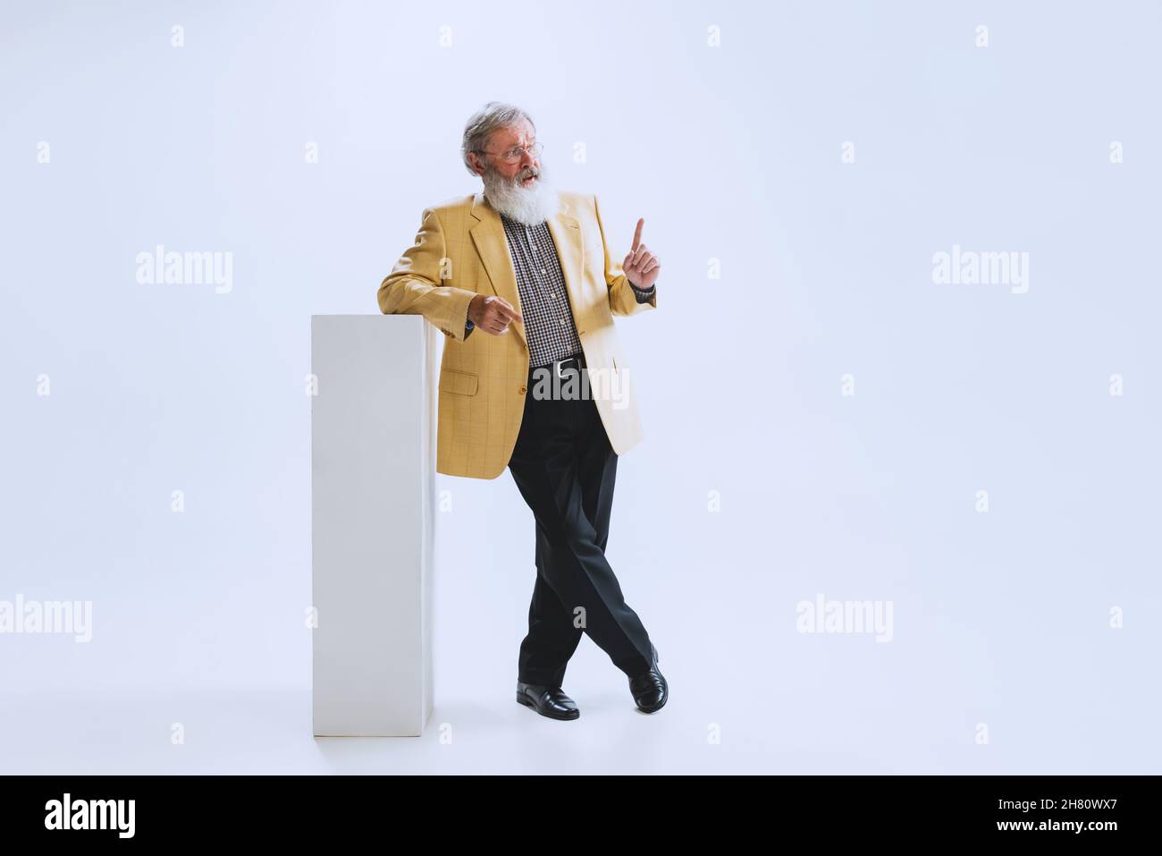 Ritratto dell'uomo anziano in stile retrò, moda degli anni '70, anni '80 isolato su sfondo grigio studio con copyspace per l'annuncio. Foto Stock