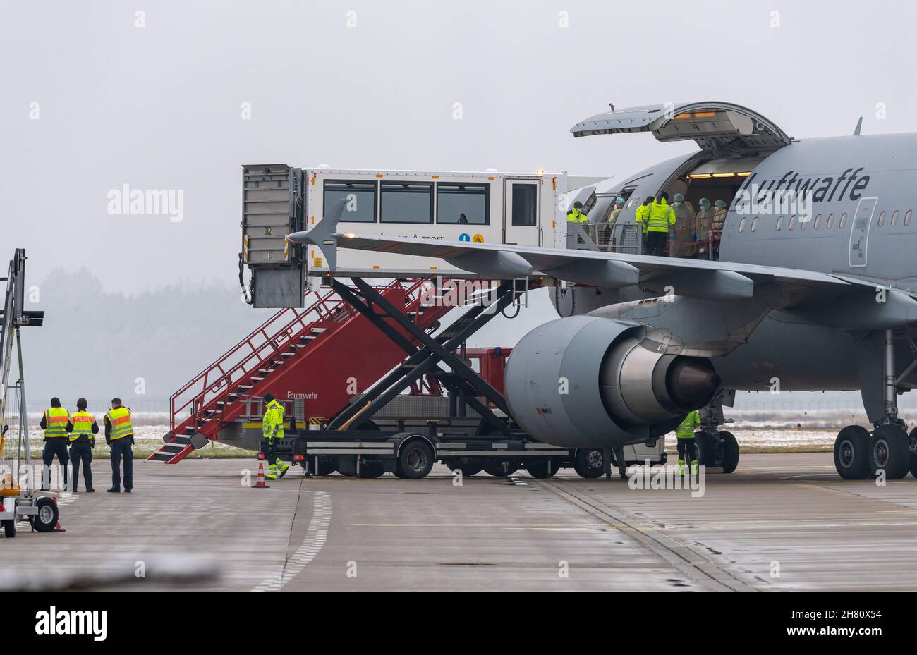 Memmingen, Germania. 26 novembre 2021. Un velivolo Bundeswehr è in piedi con la sua aletta laterale aperta all'aeroporto di Memmingen. Nel pomeriggio, il trasporto Bundeswehr vola Covid 19 pazienti verso l'aeroporto di Osnabrück come parte del concetto di cloverleaf. Credit: Peter Kneffel/dpa/Alamy Live News Foto Stock