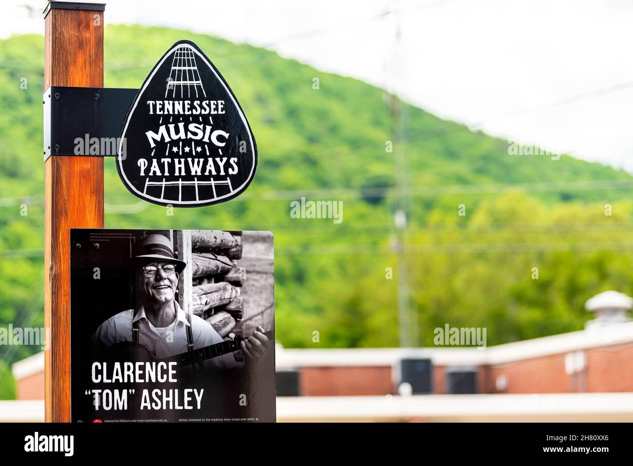 Mountain City, USA - 16 novembre 2021: Tennessee music pathways marker per Clarence Tom Ashley bonjo artista musicista nella contea di Johnson Tennessee sci Foto Stock