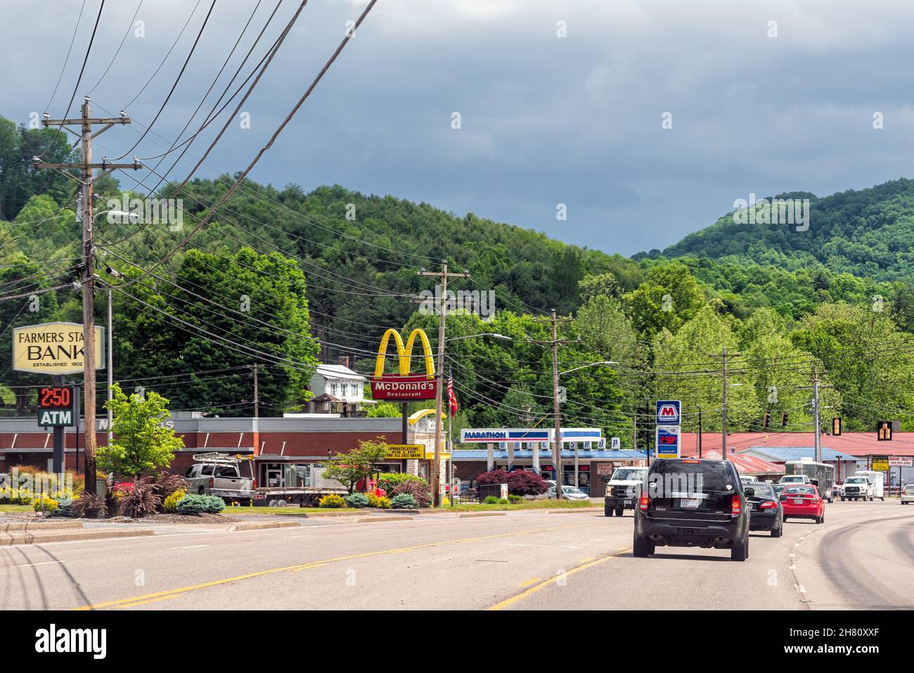 Mountain City, Stati Uniti d'America - 16 novembre 2021: Strada principale nella contea di Johnson Tennessee località sciistica città con McDonald's fast food negozi Foto Stock