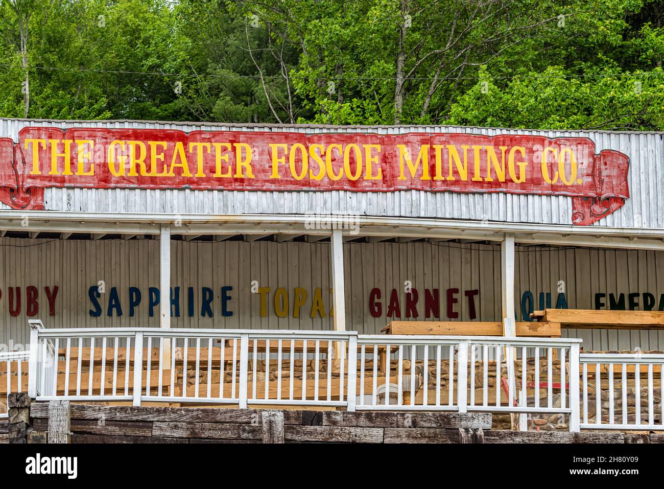 Banner Elk, Stati Uniti d'America - 16 novembre 2021: North Carolina centro città con segno per la grande Foscoe Mining azienda negozio negozio vendere gioielli gemma Foto Stock