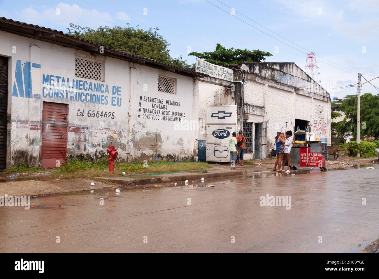 Cartagena de Indias, Colombia - 21 novembre 2010: Strade, magazzini e varie officine meccaniche a Cartagena de Indias in una giornata di pioggia Foto Stock