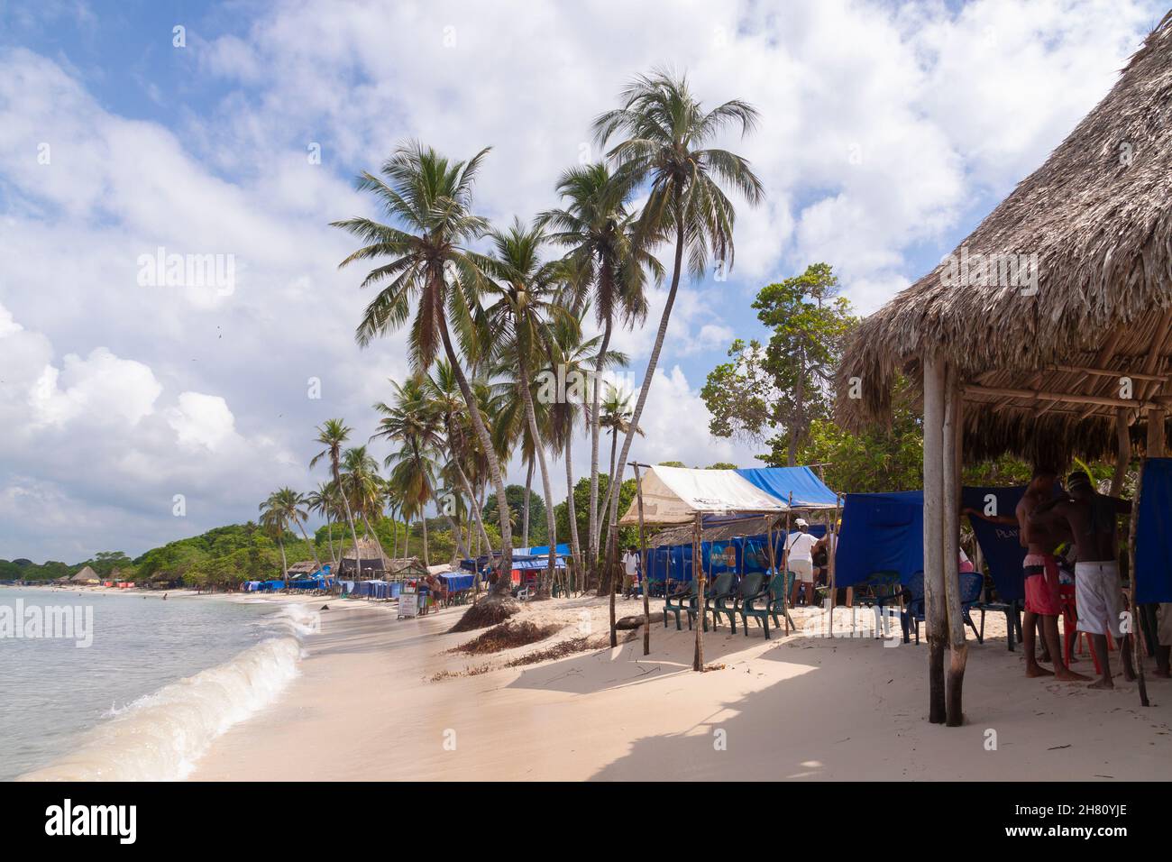 Cartagena de Indias, Colombia - 22 novembre 2010: Paesaggio di palme, sedie e bungalow mezzo-vuoto su una delle spiagge di Isla Baru, su una tempesta Foto Stock