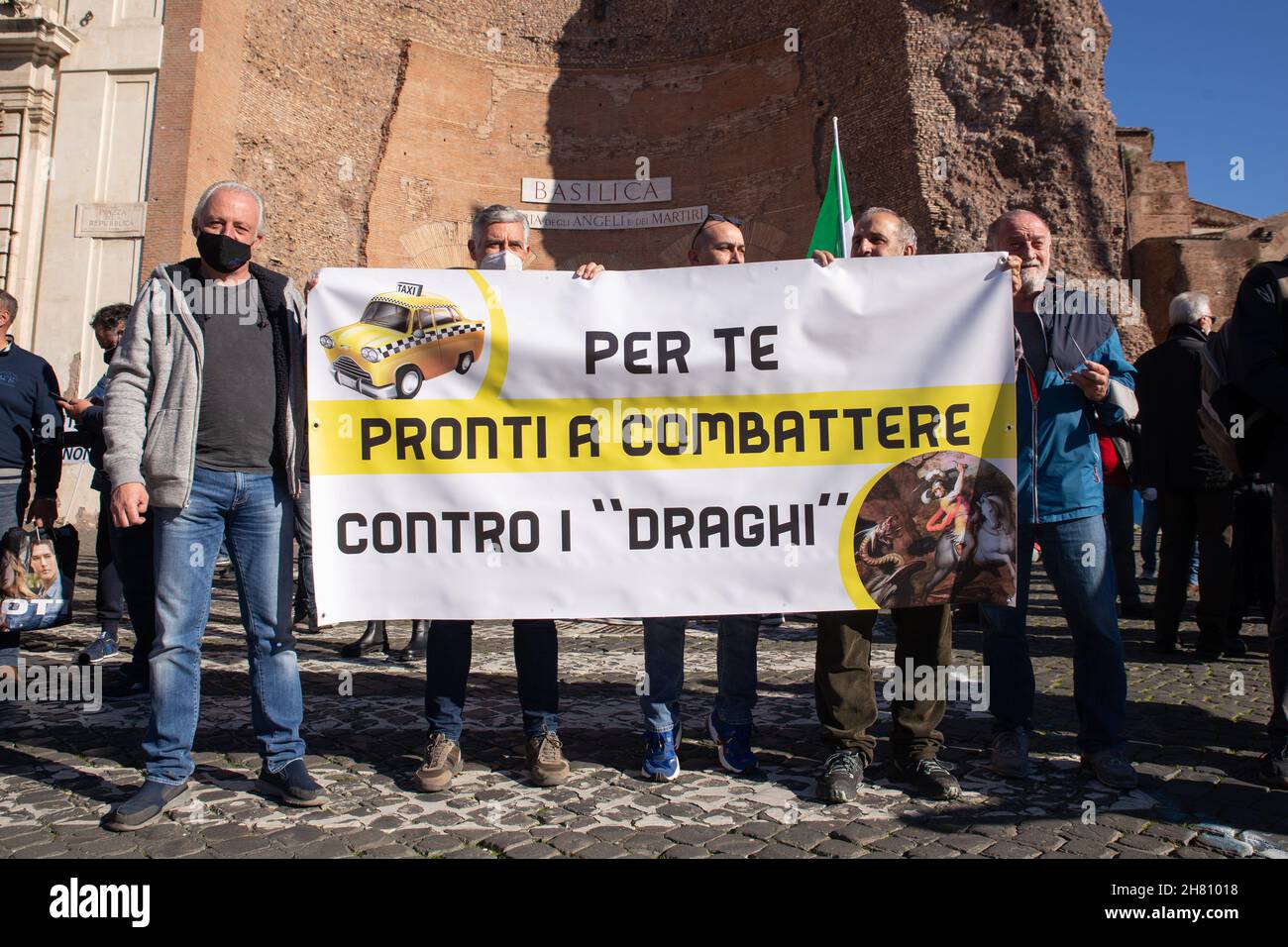 Manifestazione nazionale a Roma organizzata dai tassisti italiani per protestare contro l'articolo 8 del decreto legge sulla concorrenza del 24 novembre 2021. (Foto di Matteo Nardone / Pacific Press/Sipa USA) Foto Stock