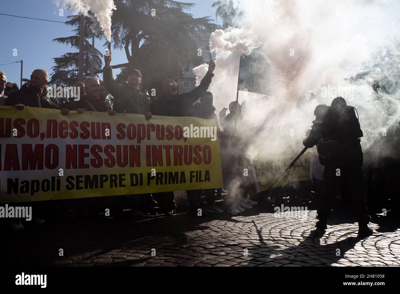 Manifestazione nazionale a Roma organizzata dai tassisti italiani per protestare contro l'articolo 8 del decreto legge sulla concorrenza del 24 novembre 2021. (Foto di Matteo Nardone / Pacific Press/Sipa USA) Foto Stock