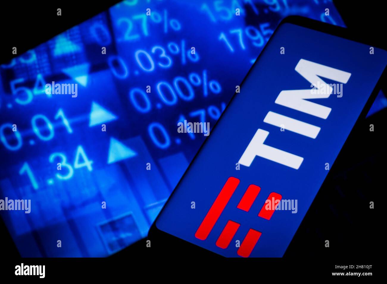 Questa foto raffigura il logo di TIM, un marchio italiano di Telecom Italia attivo nel settore delle telecomunicazioni, viene visualizzato sullo schermo di uno smartphone a Roma il 25 novembre 2021. (Foto di Andrea Ronchini/Pacific Press/Sipa USA) Foto Stock